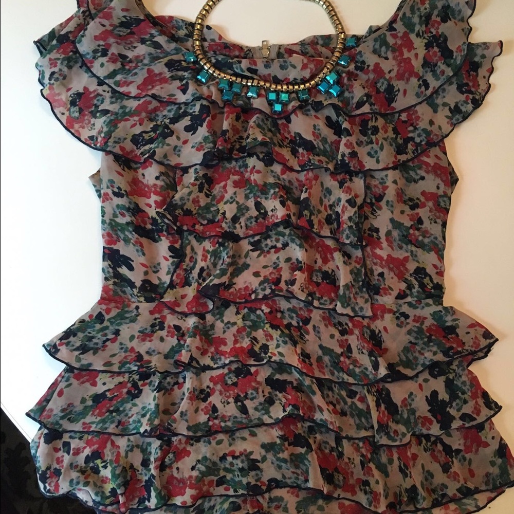 Colored‎ ruffled top